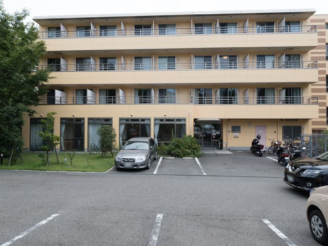 広々とした施設の外観 外観 広い駐車スペースが特徴の明るく開放的な建物です。植物が彩りを添え、訪れる人々を迎え入れてくれます。