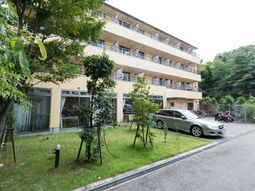 緑に囲まれた建物外観