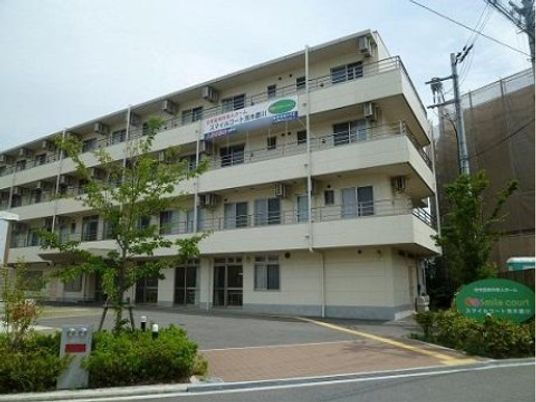 緑豊かな外観の建物