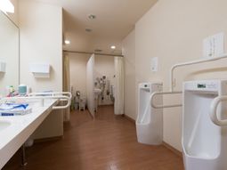 手すり付きの洋室内観