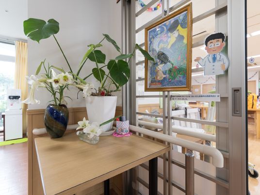 エントランスの彩り豊かな植物