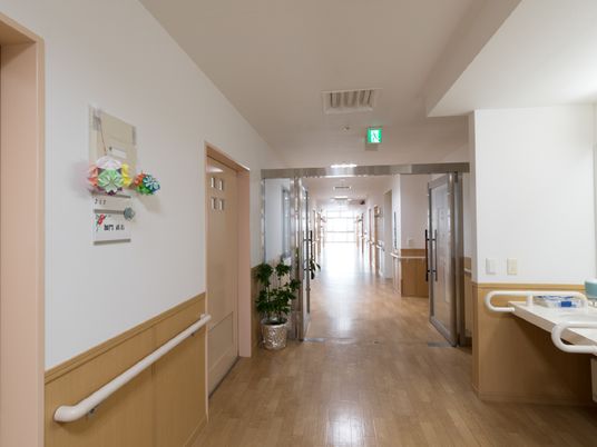 手すり付き廊下