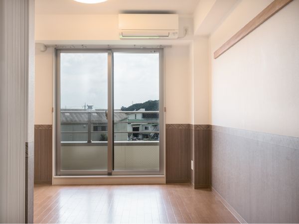 明るい室内とエアコン