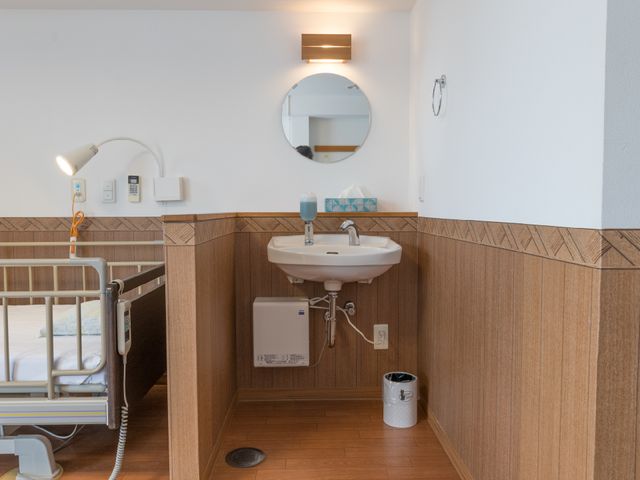 居室の洗面コーナー トイレ 整えられた居室の洗面台は、使い勝手に配慮されています。手元を照らすライトも設置され、夜間の使用にも便利です。
