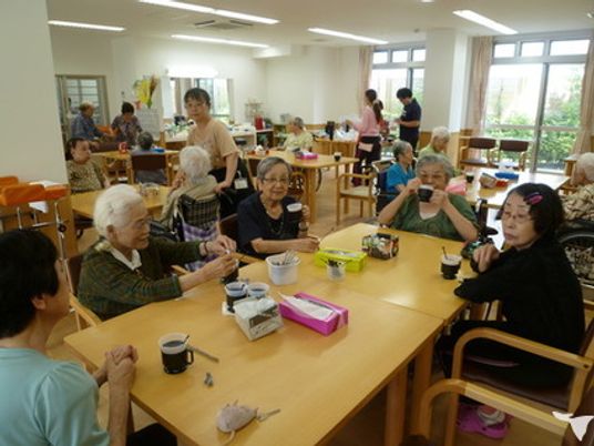 利用者が集う明るい食堂