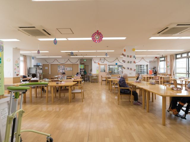 居心地の良い食堂空間 ダイニング 広々とした明るい食堂です。様々な活動に利用されており、ご高齢の方々が穏やかな時間を過ごされています。