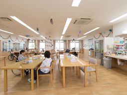 明るい食堂の風景