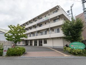 建物の外観と案内看板