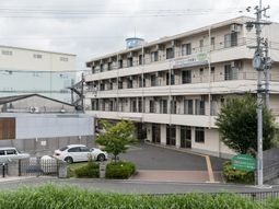 施設の外観と緑