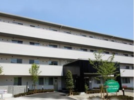 白い壁の施設外観