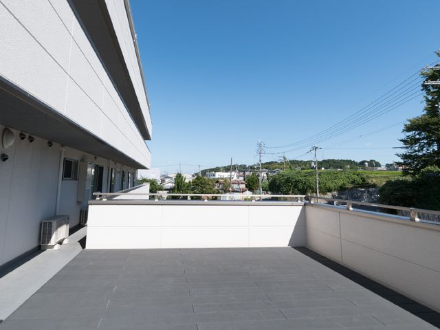 広々とした明るいテラス ベランダ 快適な空気と眺望を満喫できるテラスです。お仕事の合間のリフレッシュに最適な場所でしょう。