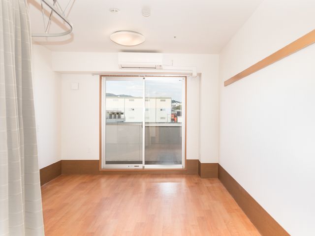 明るい居室の一角 居室 広々として明るい居室です。清潔感のあふれるこの空間で快適な仕事ができる環境が整っています。