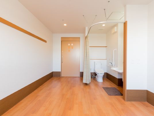 明るい居室のトイレスペース