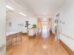温かみのある廊下の風景