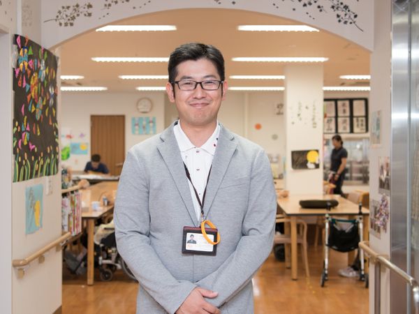 笑顔のスタッフと多目的室