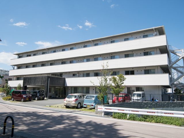 明るい外観の建物 外観 日当たりが良く開放的な施設です。スタッフが利用者の方々と積極的に関わっている様子が印象的です。