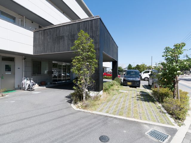 エントランスの外観画像 玄関アプローチ 広々とした開放感のあるエントランスが迎えてくれます。ここから新しい職場での一日が始まります。