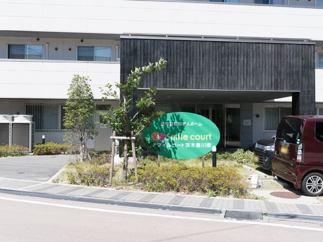 清潔感のある施設外観 玄関前 シンプルで洗練されたデザインのエントランスが、訪れる方を温かく迎え入れます。明るく開放的な雰囲気が、スタッフとの良い出会いを予感させます。
