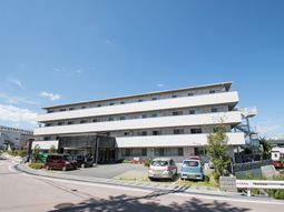 明るい日差しの外観