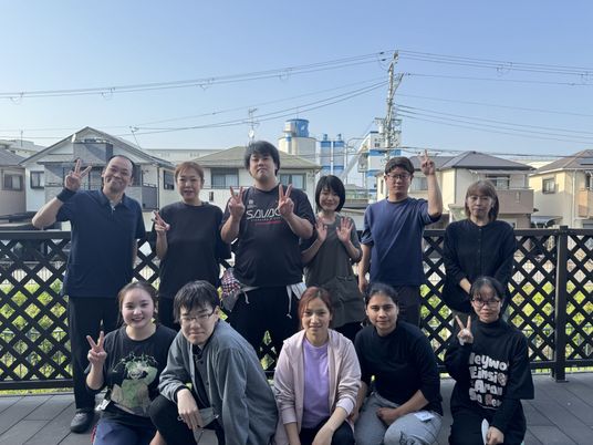 スタッフと多目的室