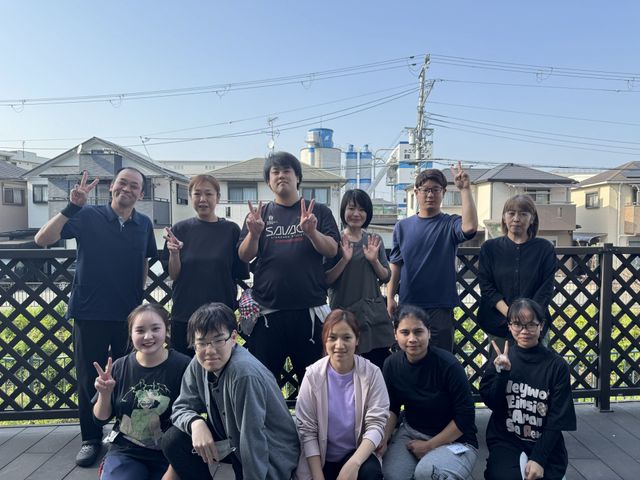 スタッフと多目的室 スタッフ 笑顔のスタッフが迎える多目的室は、ゆったりとした時間を過ごせる場となっており、様々なレクリエーションが楽しめます。