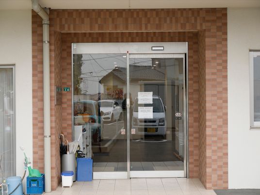 ガラス扉のある施設入口