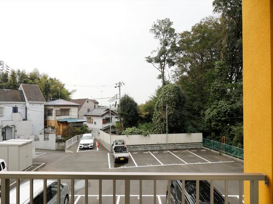 駐車場と周囲の緑