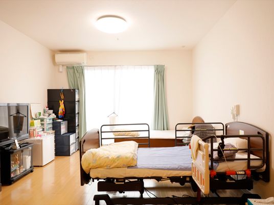 居室のベッドと家具