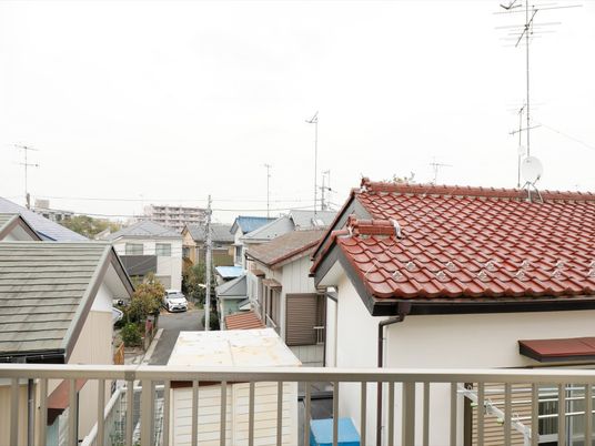 住宅街を望むバルコニー