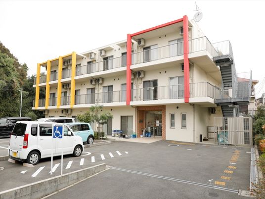 カラフルな建物の外観