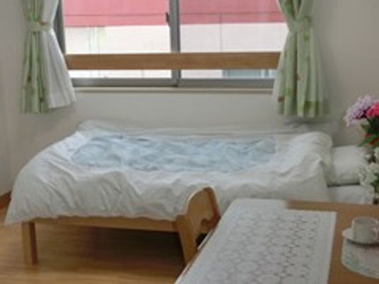 明るい居室のベッド  