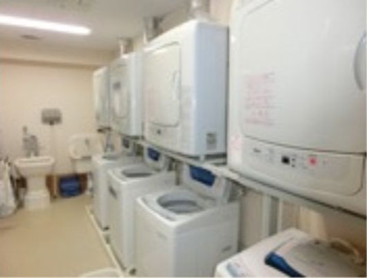 清潔な洗濯機並ぶ空間