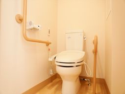 手すり付きの清潔なトイレ
