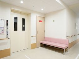 廊下とベンチの静かな空間