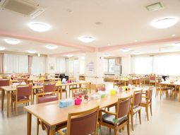 明るい食堂の全景