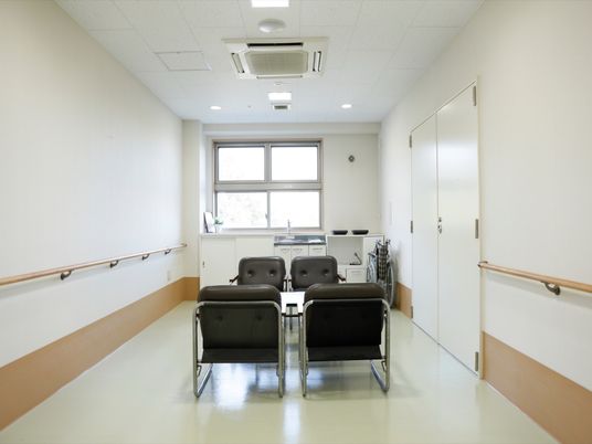 明るい廊下の椅子と手すり