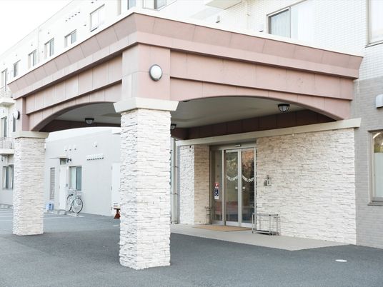 明るい建物のエントランス