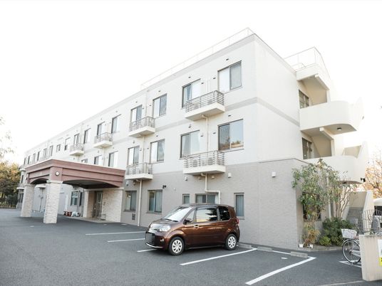 明るい施設のエントランス