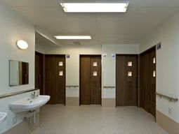 清潔な洗面台とトイレの扉