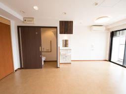 居室の明るい内観