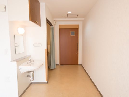 洗面台と廊下のある居室