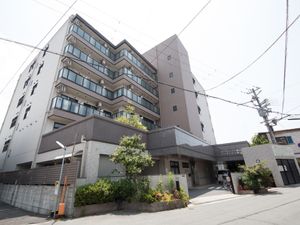 街中のモダンな建物外観