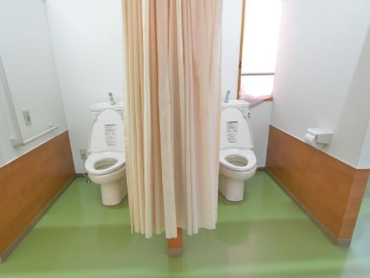 「アイホーム足利」トイレ。手すり付きの安全設計ですので、安心してご利用ください。
