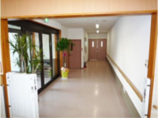明るく広い施設の廊下