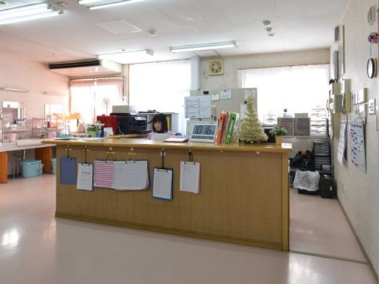 受付カウンターと案内掲示物