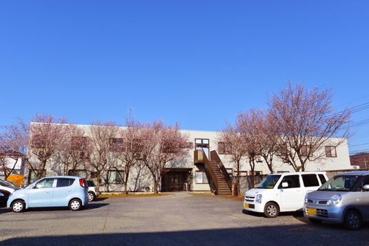桜樹の前の平屋建て