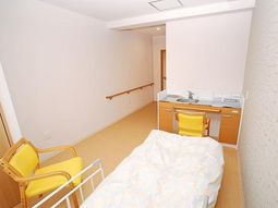 明るい居室の様子