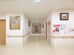 廊下と掲示物が見える