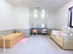バリアフリー設計の浴室