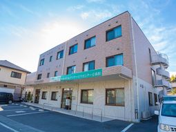 明るい建物のエントランス